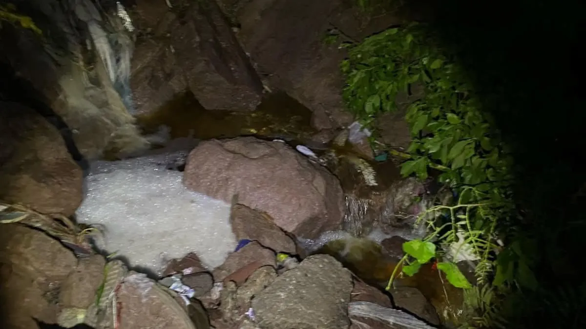 Elementos de Protección Civil llevaron a cabo labores de limpieza y retiro de piedras y escombros.