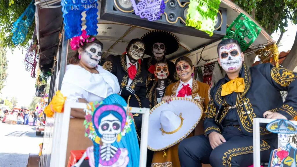 Desfile de Catrinas llenó de color las calles de Coacalco