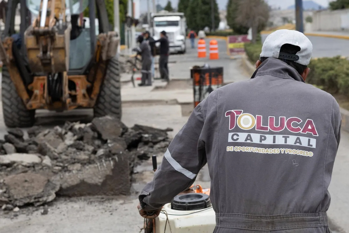 Toluca mantiene trabajos de bacheo durante periodo vacacional