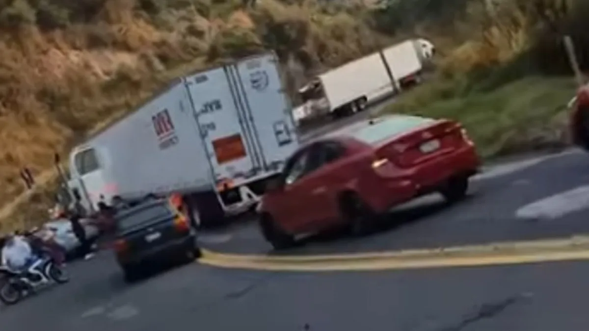 En el percance se vieron involucradas unidades de carga y un vehículo de transporte particular.