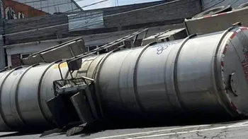 México-Pachuca es cerrada por volcadura de tractocamión
