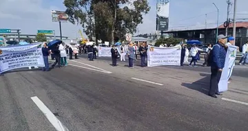 Los manifestantes se encuentran en el puente de San Mateo Atenco en dirección a la capital mexiquense.