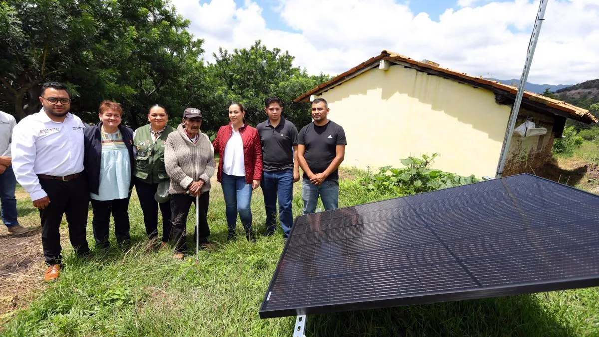 Delfina Gómez lleva paneles solares a las comunidades rurales 