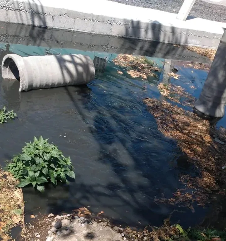 Falta de mantenimiento origina desbordamiento de aguas negras en Chalco