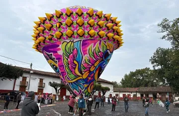 De Chiconcuac para el mundo: La familia Aguirre Nava y el arte de elevar gigantes de papel de Cantoya