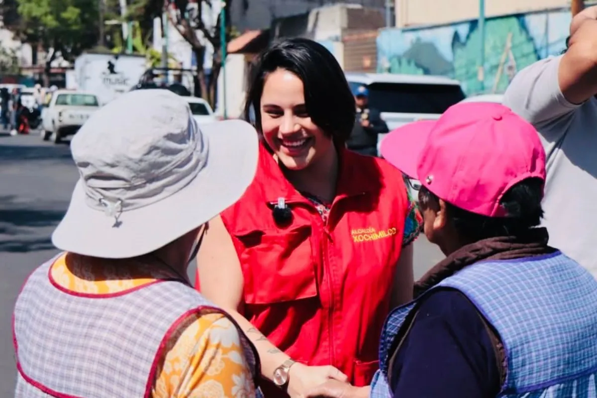 Personal de la Alcaldía Xochimilco realizando trabajos de mantenimiento en el Barrio de Xaltocan.