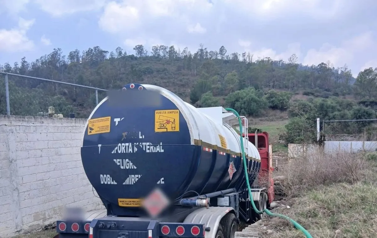 Autoridades resguardan predio y camión cisterna con hidrocarburo en Tlalnepantla