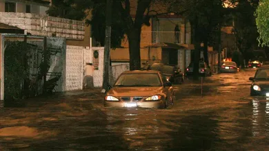 Lluvia intensa sorprende a Tlalnepantla y Atizapán, calles quedan bajo el agua.