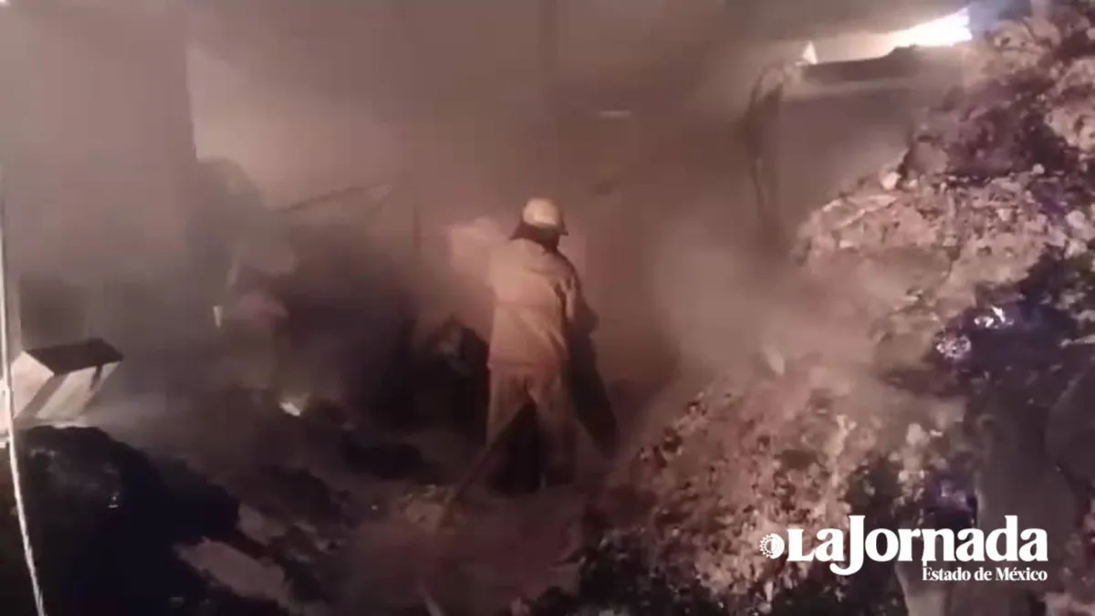 [VIDEO] Sofocan incendio en una bodega en San Mateo Atenco