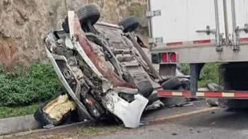 Taxi es impactado por tráiler en la carretera Toluca-Atlacomulco