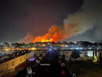 Tecámac: Combaten fuerte incendio de pastizal