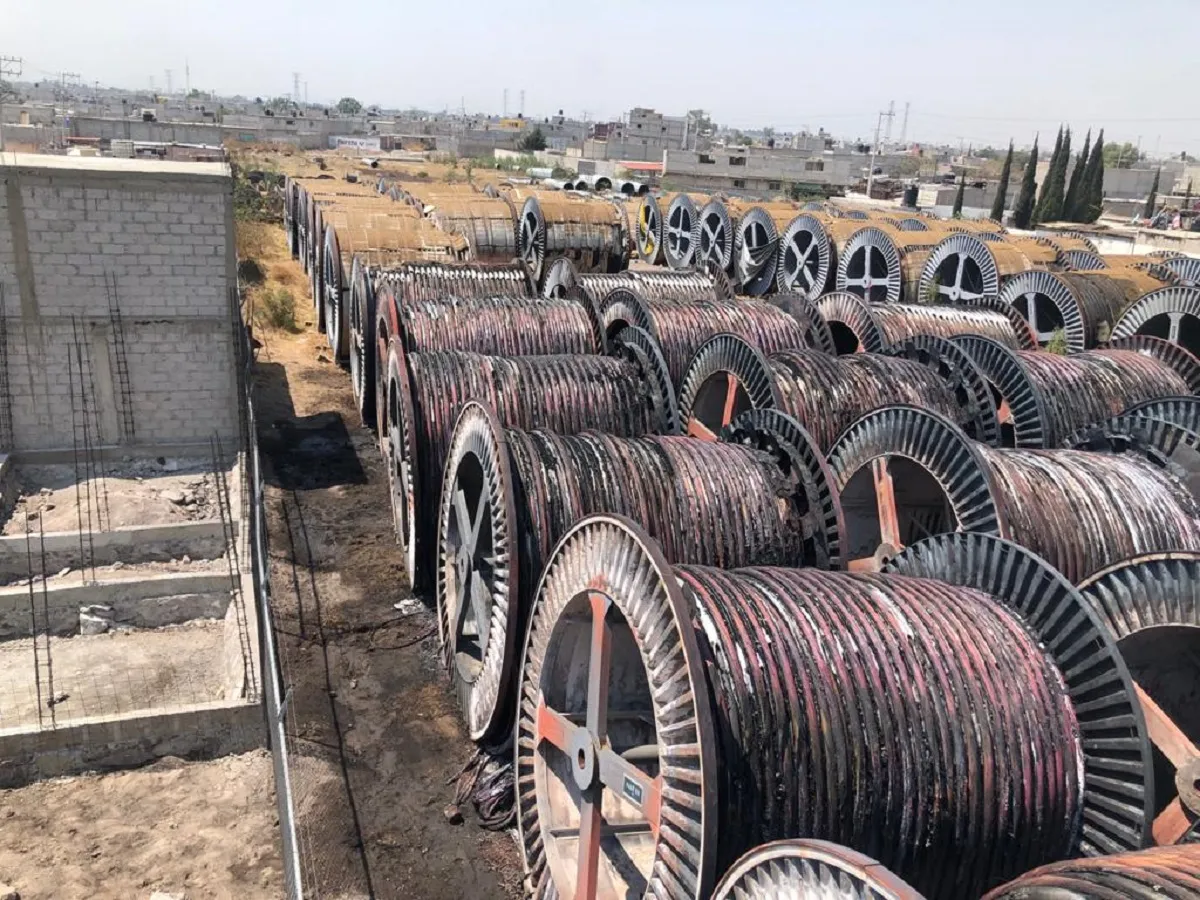 Cables de cobre en predio que se incendió en Tezoyuca y que puso en riesgo a cientos de familias