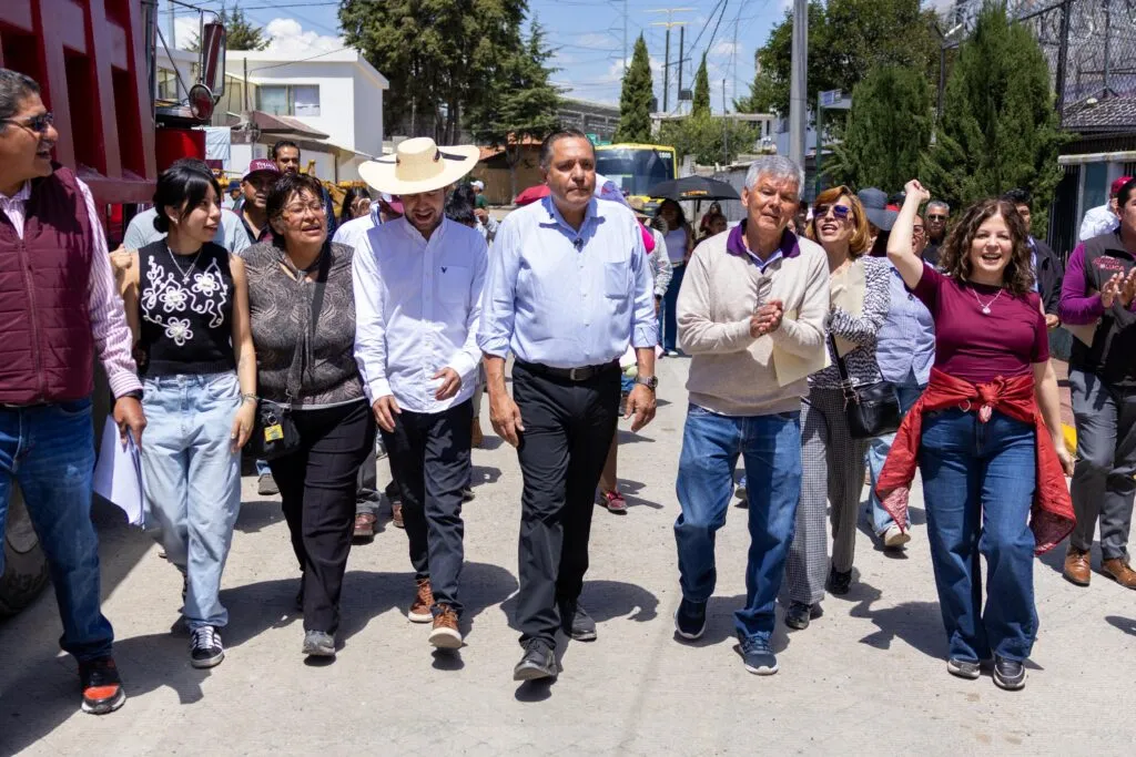 Supervisa Ricardo Moreno pavimentación de calles, con más de 55 años de espera