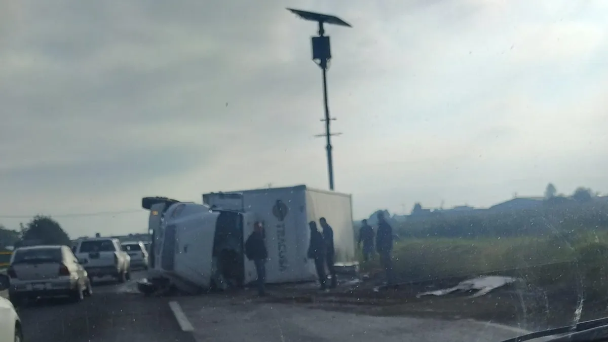Hasta el momento no se han reportado personas lesionadas, pero el tráfico en la zona es intenso.