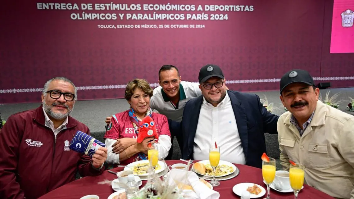 Delfina Gómez Álvarez y José Ramón López Beltrán entregan apoyo a deportistas