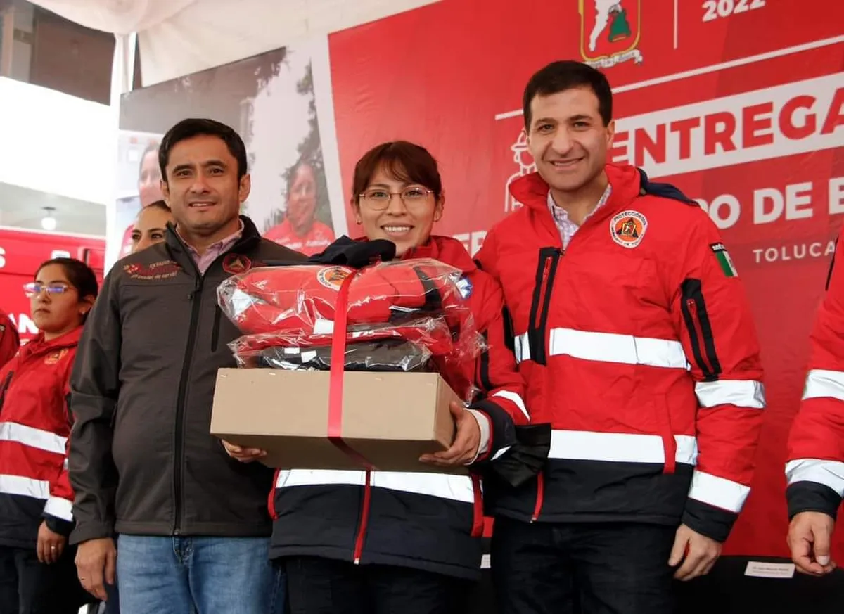 Toluca: Entregan nuevos uniformes a Bomberos y Elementos de Protección Civil