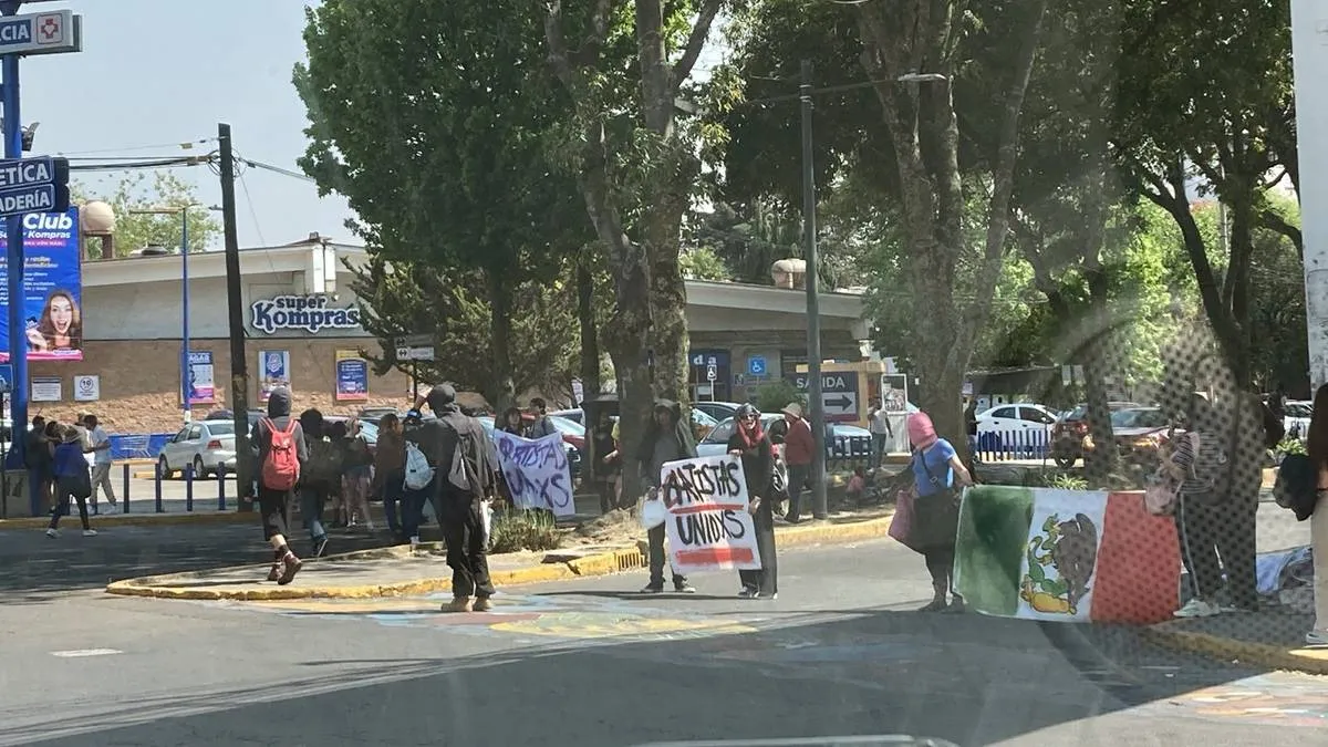 Universitarios bloquean circulación en inmediaciones de CU UAEMéx