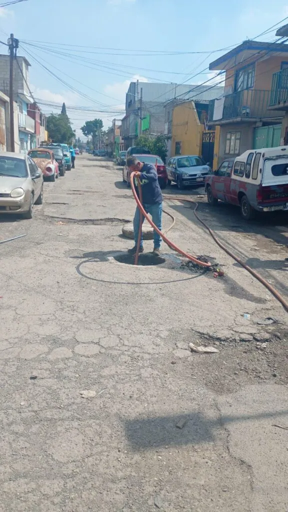 Marina y bomberos auxilian a familias inundadas en Jardines de Morelos, Ecatepec