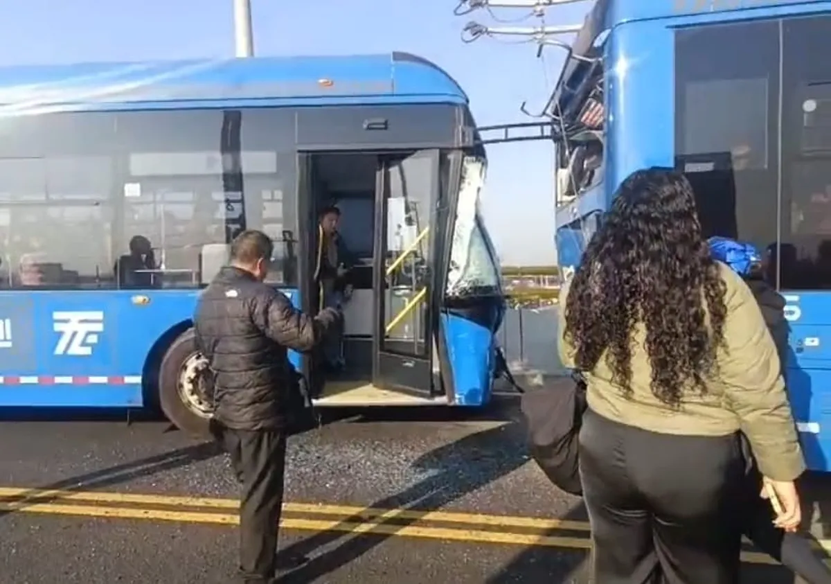 Choque de Trolebús deja varios lesionados