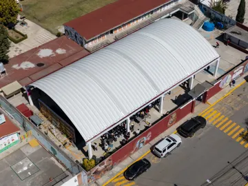 Transforma Ricardo Moreno espacios escolares con nuevos arcotechos en escuelas