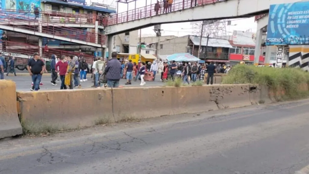 Tlalnepantla: Tras bloqueo, comerciantes liberan Avenida de los Maestros