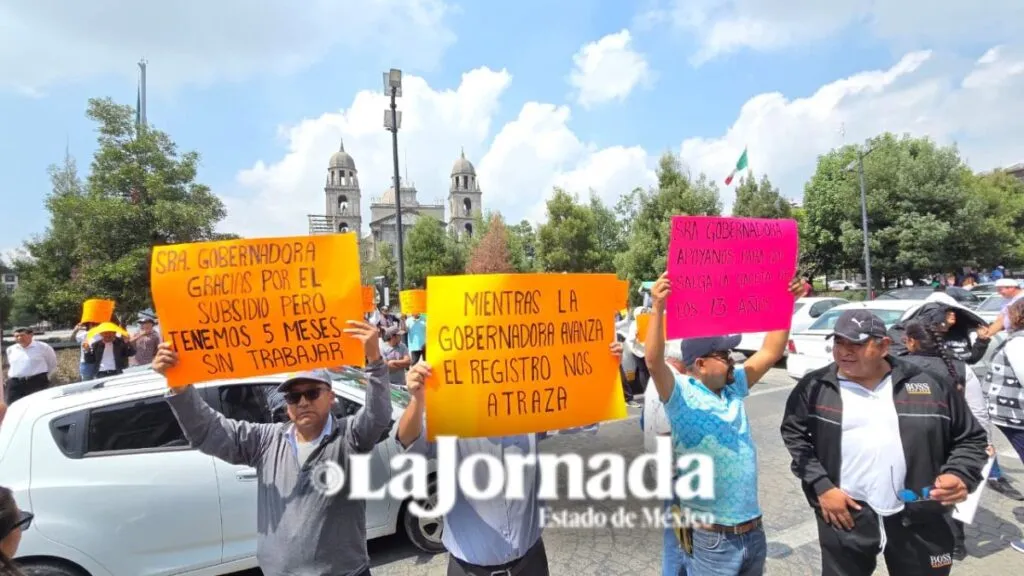 Transportistas se manifiestan en Palacio del Edomex; acusan corrupción de la Semov