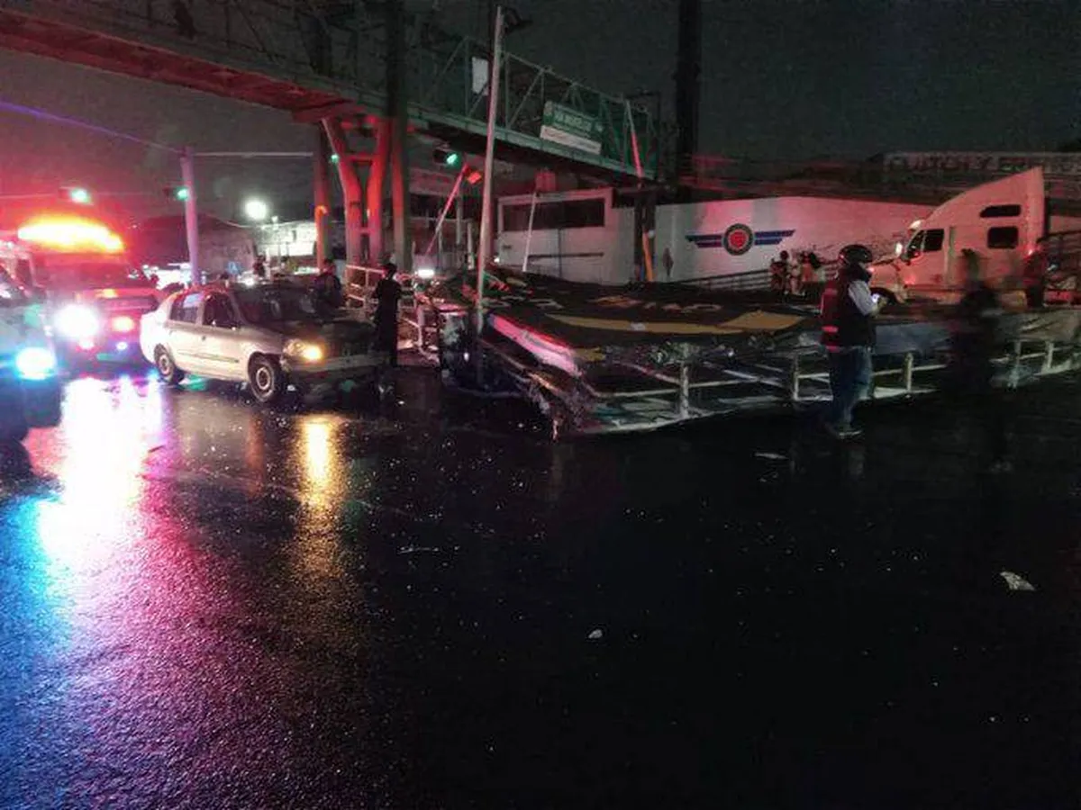 Ecatepec: Se desploma espectacular sobre Vía Morelos
