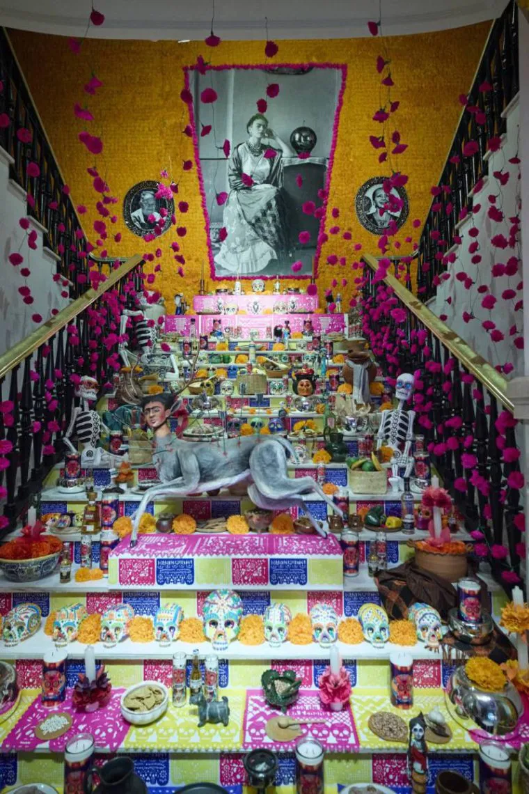 Dedican mega altar de muertos a Frida Kahlo en Madrid