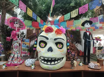 Mexiquenses dan vida a catrinas y calaveras con cartonería