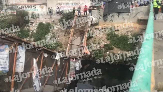 Se desploma puente peatonal en el Canal de La Compañía