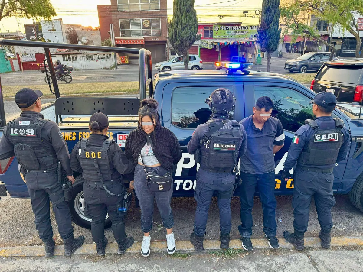 Tanto él como su acompañante fueron puestos a disposición de la Fiscalía General de Justicia del Estado de México.