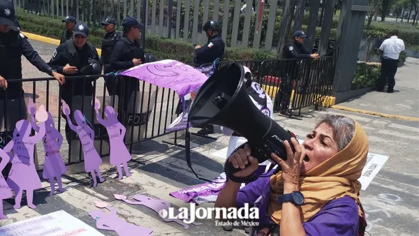 Víctimas de diversos delitos se manifiestan en Palacio del Edomex