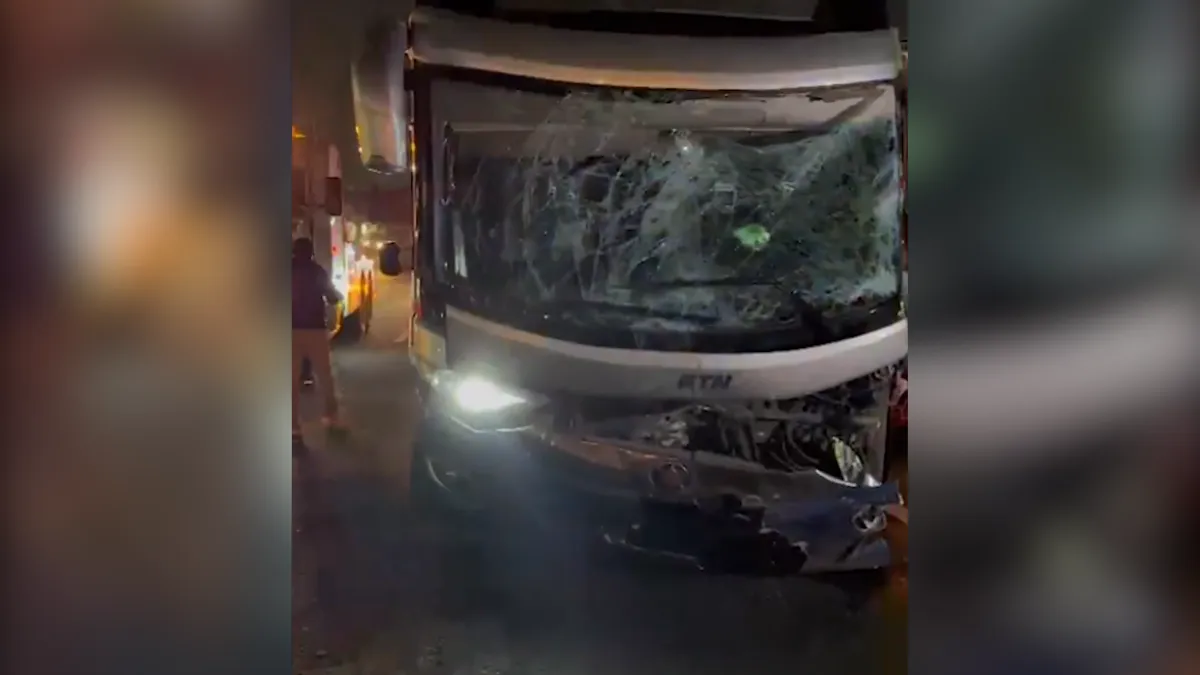 Choque de autobús y combi en la México- Pachuca