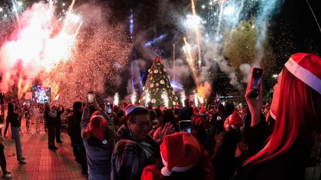 Más de 4 mil naucalpenses disfrutan de una noche mágica, del encendido del árbol navideño y fuegos artificiales