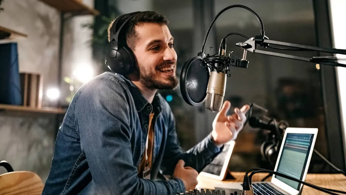 Metepec: jóvenes prefieren escuchar podcasts, pero la radio sigue siendo una opción vigente