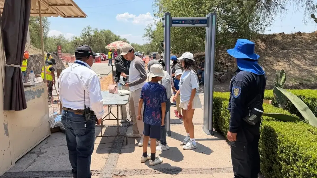 Teotihuacán refuerza seguridad con arcos detectores de metal en las entradas