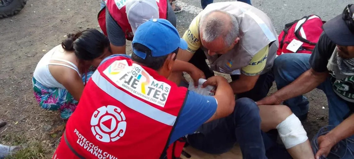 Autobús de la línea Zinabús cae a barranco