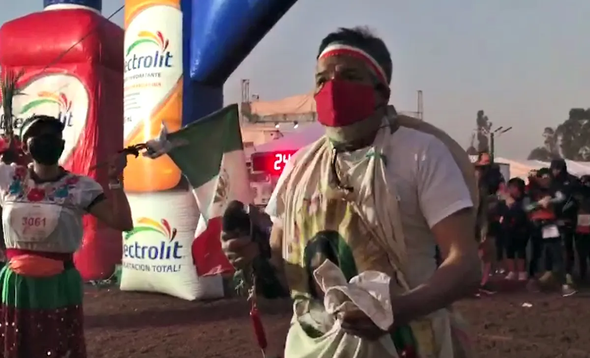 Juan Diego el maratonista corre en Teotihuacán por la paz del mundo