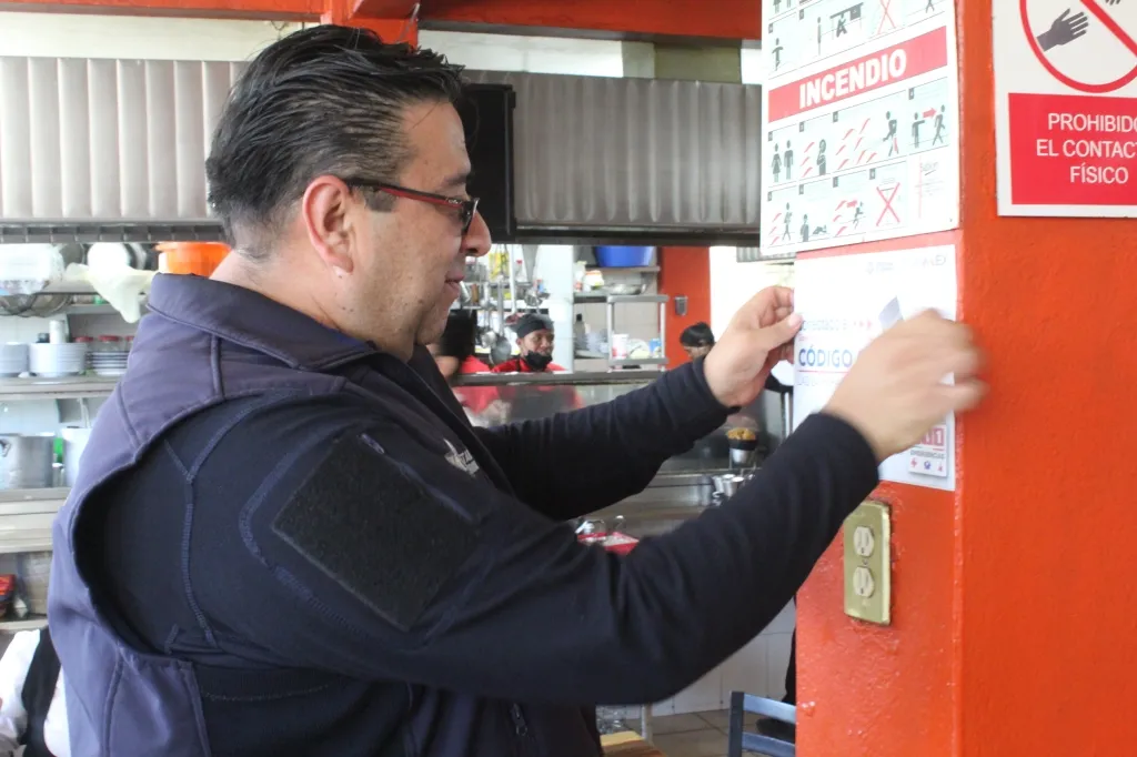 Programa de instalación de botones de alerta se instala en negocios sobre la México-Texcoco