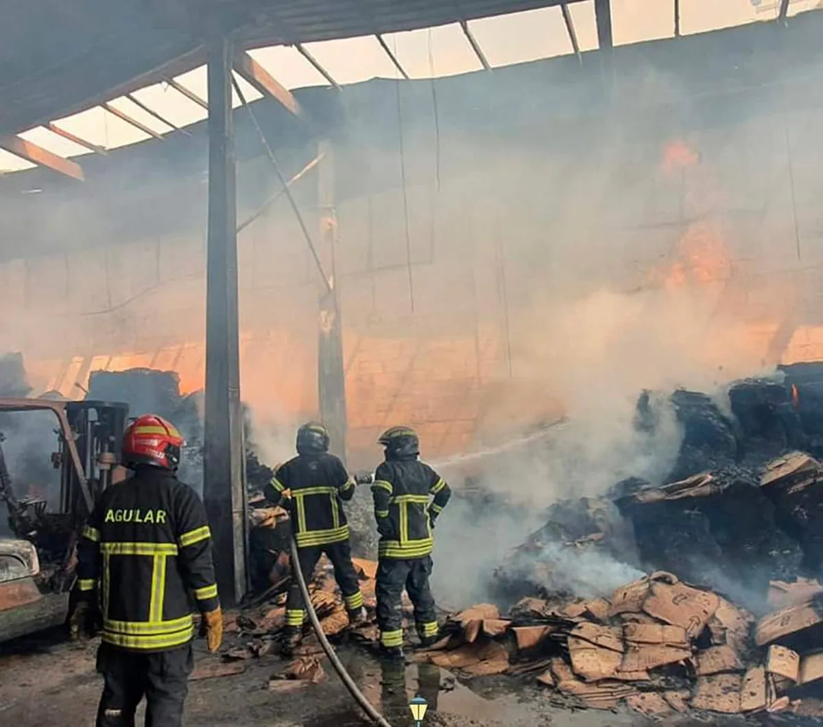 Un lesionado con quemaduras tras el incendio de una cartonera en Naucalpan