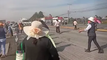 Bloquean la Toluca-Naucalpan por falta de agua en San Nicolás Tolentino [VIDEO]
