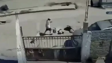 Este hecho, que fue captado por una cámara de seguridad, sucedió en una calle de Tijuana, cuando un sujeto de aproximadamente 61 años, por descuido tropezó y cayo dentro de un profundo hoyo que se formó en el pavimento. Foto: Captura