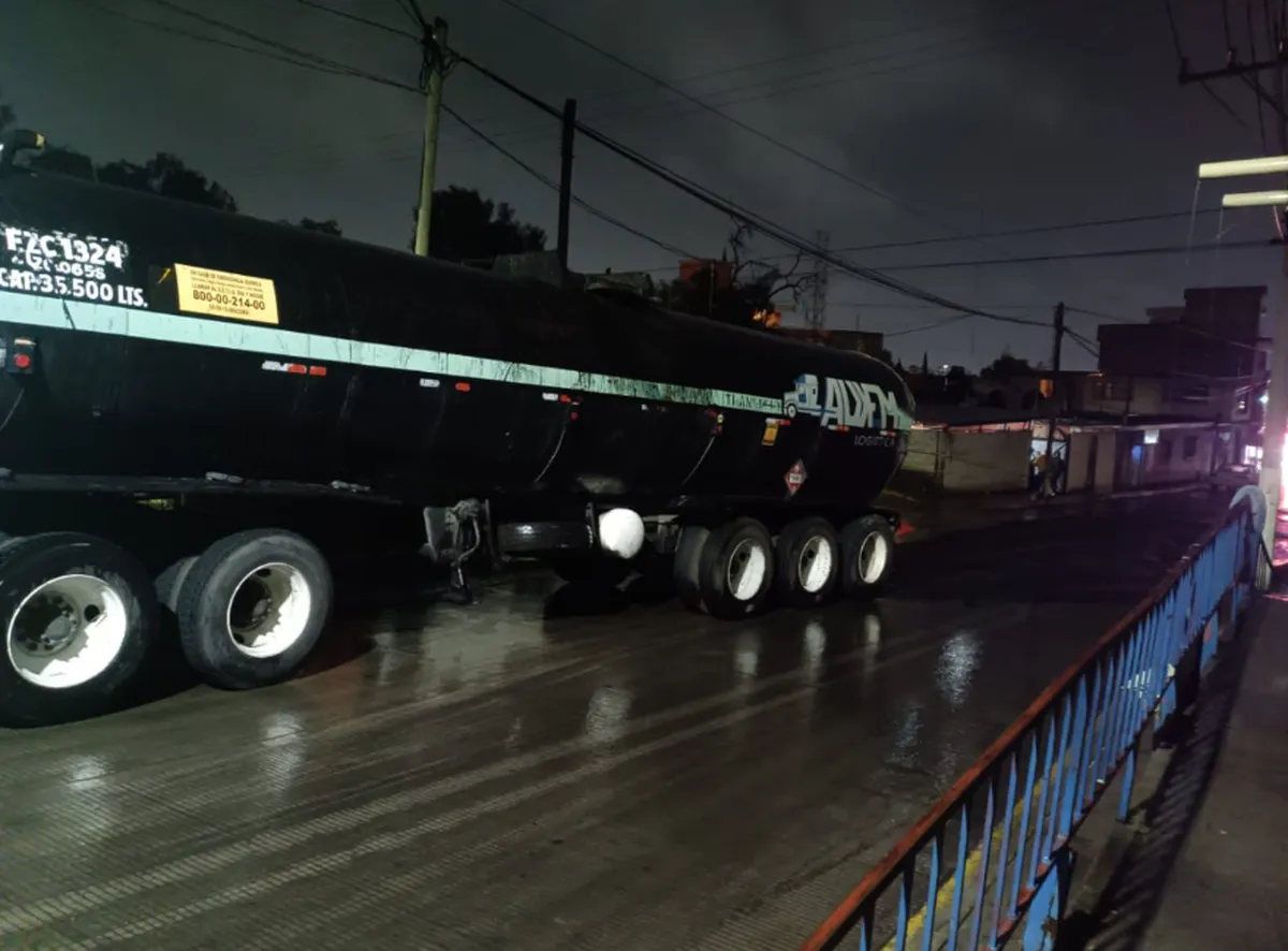 Ecatepec: Pipa sin frenos choca y derrama mezcla asfáltica