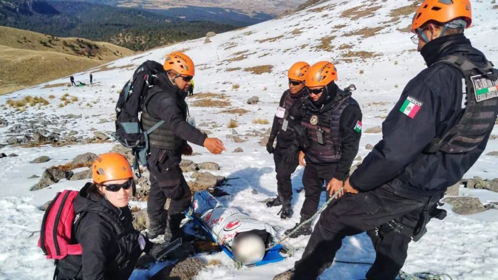 Policías de Alta Montaña auxilian a personas lesionadas en el Nevado de Toluca