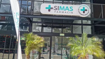 Familias denuncian fraude en franquicias de Simas Farmacias