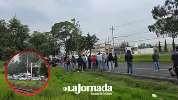 Comerciantes bloquean la Toluca- Atlacomulco a la altura de Palmillas