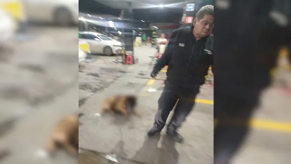 Trabajador de gasolinera arrastra a perro en Ecatepec, lo reportan por maltrato