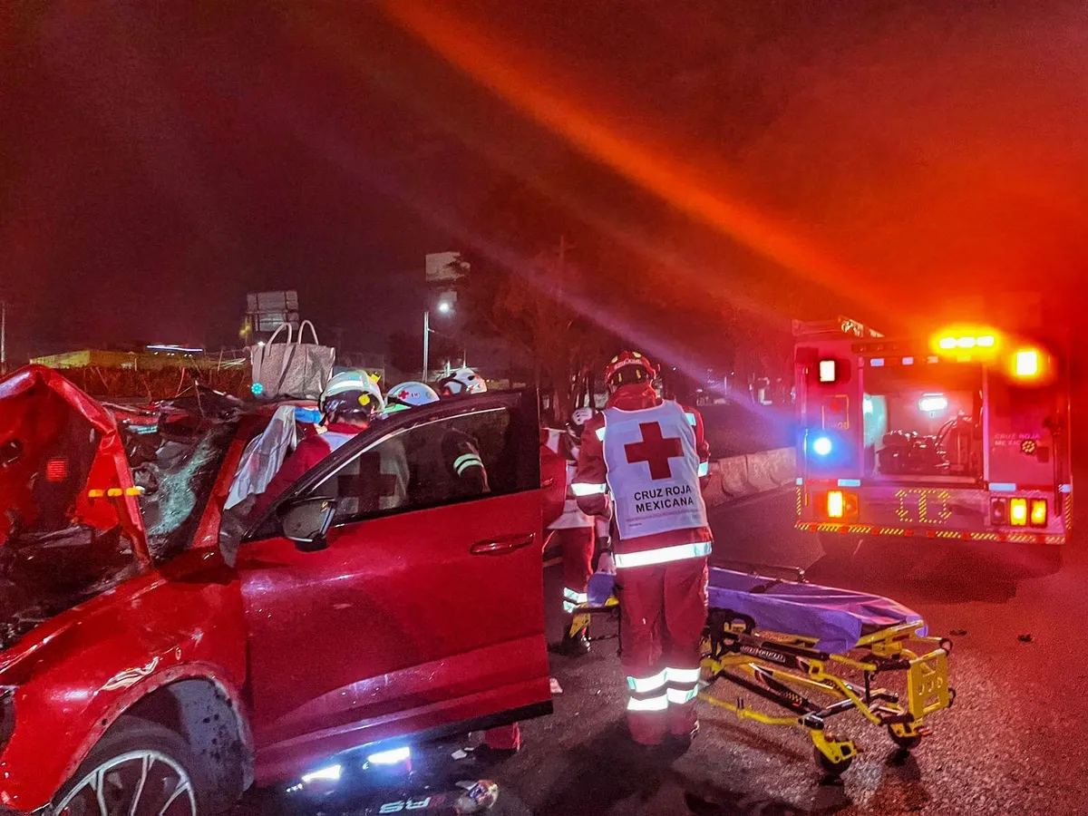 Paramédicos de Cruz Roja Toluca y Metepec atienden accidente vial en Paseo Tollocan