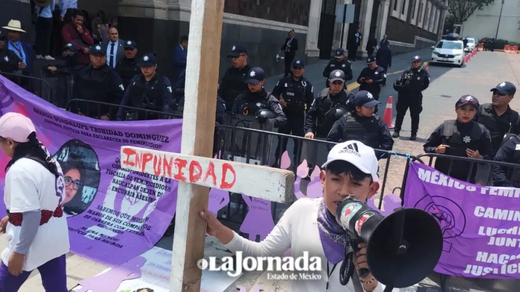 Víctimas de diversos delitos se manifiestan en Palacio del Edomex