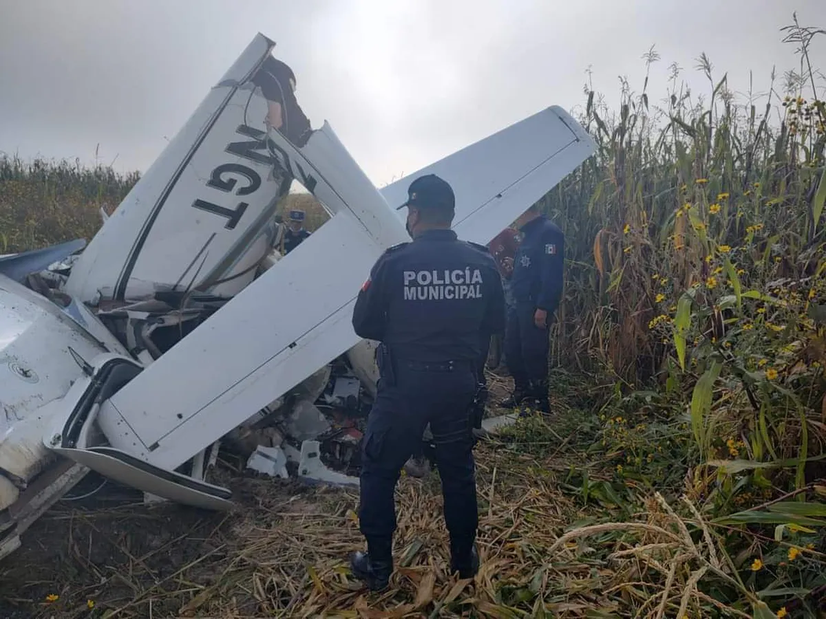 Tres muertos tras caída de avioneta en Otzolotepec